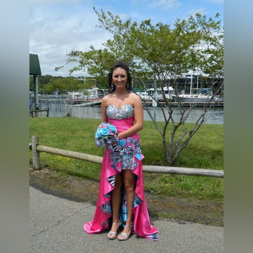 Size 6 worn for a few hours for prom.